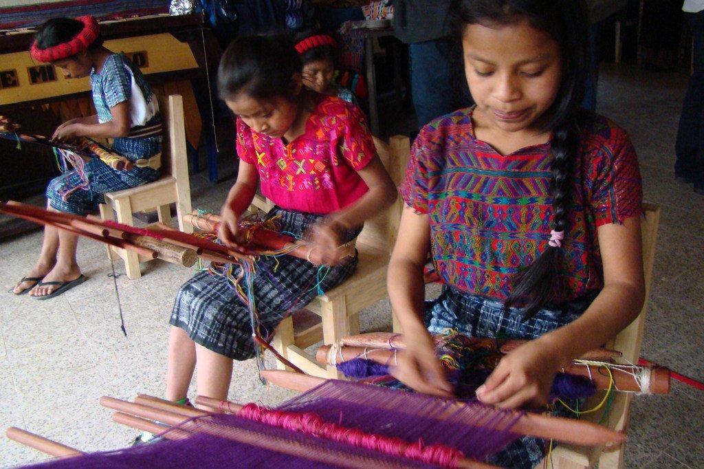 危地马拉的女性正在纺织当地的传统服装。
