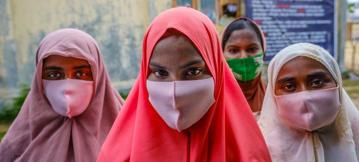 Mulheres rohingya recém-chegadas na província de Aceh, na Indonésia, após passarem sete meses no mar