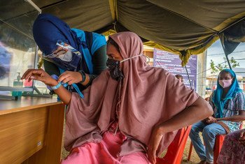 بعد محنة دامت سبعة أشهر في البحر، يتم تسجيل إحدى اللاجئات من الروهينجا في أحد المواقع في آتشيه بإندونيسيا.
