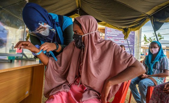 پس از یک مصیبت هفت ماهه در دریا، یک پناهجوی روهینگیا در سایتی در استان آچه، اندونزی ثبت نام می کند.