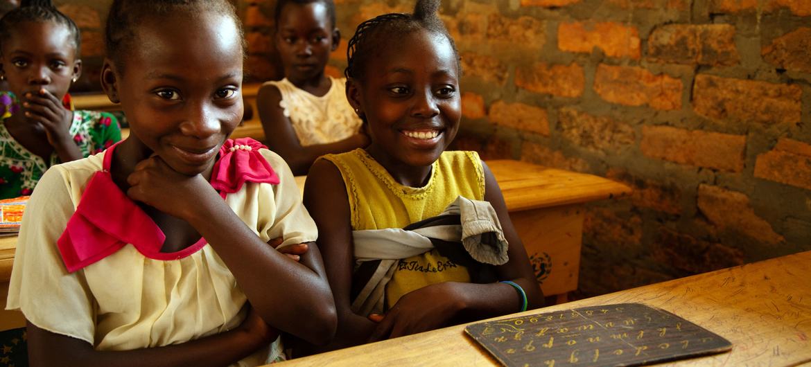 मध्य अफ़्रीकी गणराज्य के बांगुई स्थान में एक स्कूल में कुछ लड़कियाँ.