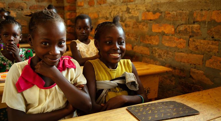 فتيات في مدرسة جان فكومب في بانغي، جمهورية أفريقيا الوسطى.