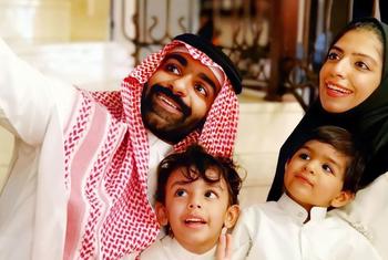 طالبة الدكتوراة السعودية سلمى الشهاب في الصورة مع زوجها وولديها.