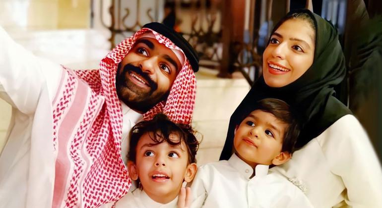 На фото: Сальма Аль-Шехаб с мужем и двумя сыновьями.