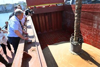 Le Secrétaire général António Guterres devant un cargo se chargeant de céréales sur le navire Kubrosliy, sur le port d'Odessa, en Ukraine.