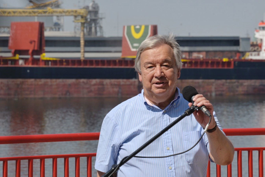 Le Secrétaire général s'adressant à la presse sur les docks du port ukrainien d'Odessa, le 19 août 2022.