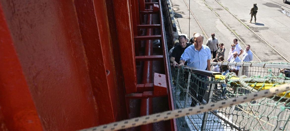 Генеральный секретарь Антониу Гутерриш поднимается на корабыль Kubrosliy  в Одессе