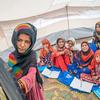 ناجون من الزلزال المدمر في أفغانستان في حزيران/يونيو 2022 يحضرون فصلًا دراسيا في مركز تعليمي تدعمه اليونيسف في مقاطعة باكتيكا، أفغانستان.