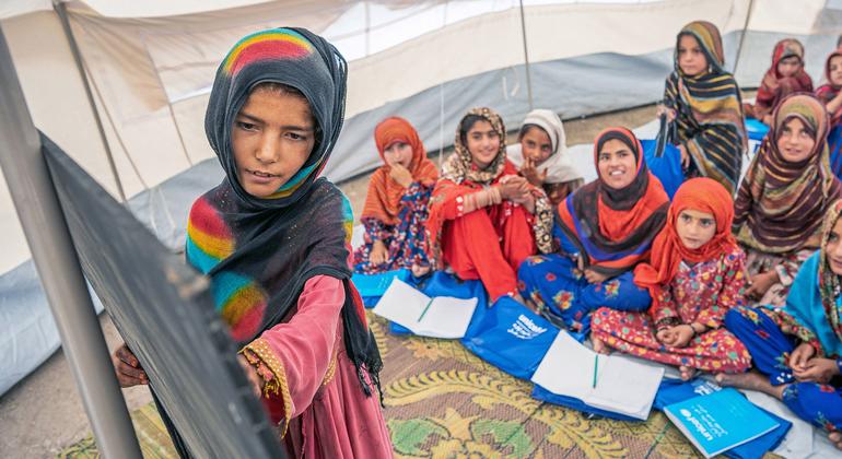 Les survivants du tremblement de terre dévastateur en Afghanistan en juin 2022 suivent des cours dans un centre d’éducation soutenu par l’UNICEF dans la province de Paktika, en Afghanistan.