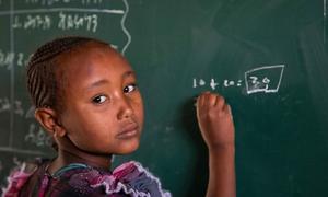 Une jeune fille écrit sur un tableau noir dans une école soutenue par l’UNICEF dans le centre du Tigré, en Éthiopie.