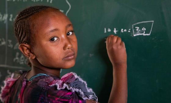 Menina escreve em quadro-negro em escola apoiada pelo Unicef no centro de Tigray, na Etiópia.