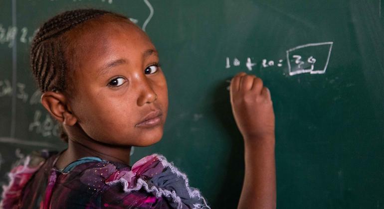 Une jeune fille écrit sur un tableau noir dans une école soutenue par l’UNICEF dans le centre du Tigré, en Éthiopie.