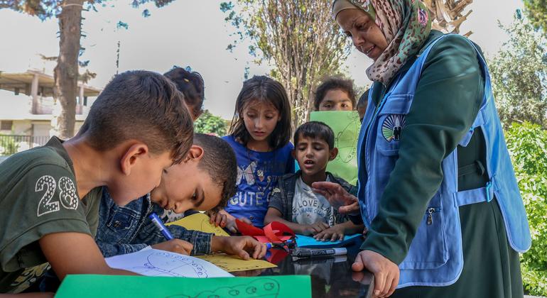 Un enseignant soutenu par l’UNICEF offre aux enfants des séances de soutien psychosocial dans un centre d’apprentissage intégré dans la campagne d’Alep-Est, en Syrie.