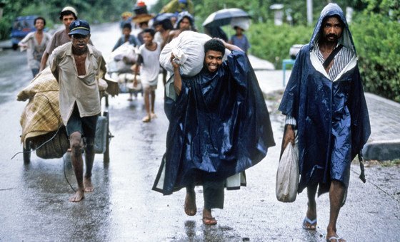 Retornados chegam a pé na área de Maliana, no Timor Leste, entre outubro e novembro de 1999.