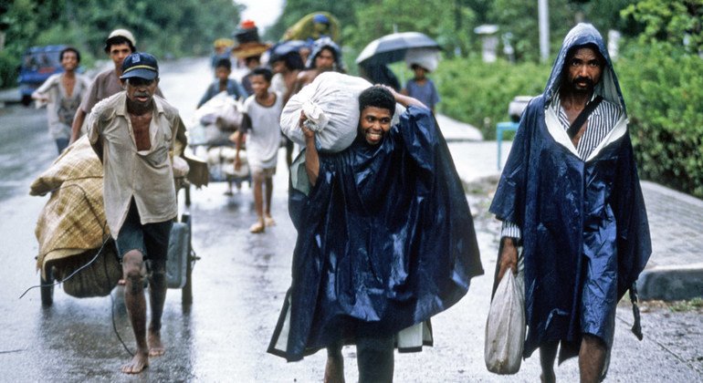 Retornados chegam a pé na área de Maliana, no Timor Leste, entre outubro e novembro de 1999.