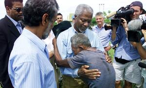 O secretário-geral Kofi Annan visitou Liquica, no Timor-Leste, uma cidade que foi chamada de "campo de extermínio", após uma onda de assassinatos, estupros e destruição pelas milícias. No lado direito, está o líder da independência Xanana Gusmão e atrás o