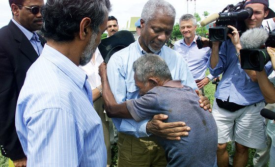 O secretário-geral Kofi Annan visitou Liquica, no Timor-Leste, uma cidade que foi chamada de "campo de extermínio", após uma onda de assassinatos, estupros e destruição pelas milícias. No lado direito, está o líder da independência Xanana Gusmão e atrás o