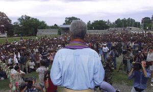 Após cerimônia em memória das vítimas de um massacre em uma igreja da vila, o secretário-geral Kofi Annan dirigiu-se ao povo de Liquica. 