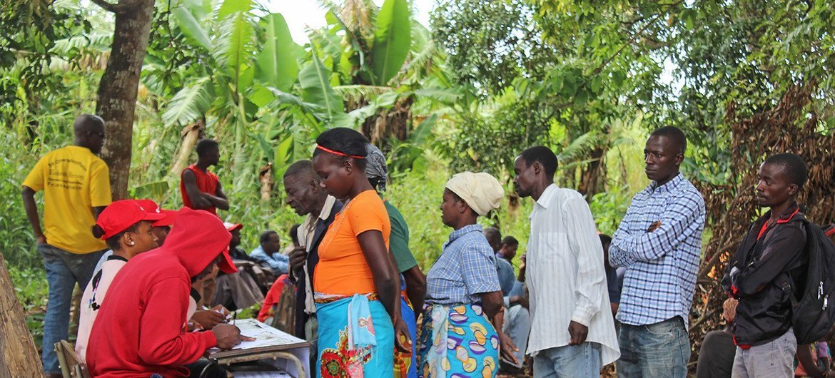 Em Moçambique, famílias afetadas pelo ciclone Idai receberam sementes e ferramentas agrícolas.