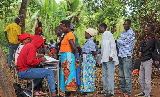 Trabalhadores humanitários da FAO cadastrando pessoas para receberem assistência em resposta ao ciclone Idai em Moçambique.