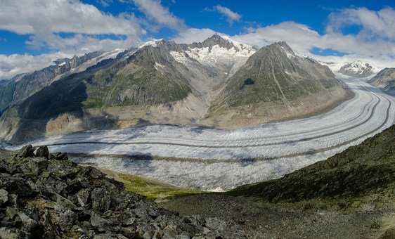 瑞士阿尔卑斯山脉中最大的阿莱奇冰川正在迅速融化，到2100年可能将完全消失。