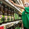 Des bouteilles d'huile d'olive dans un hypermarché MarJane au Maroc, En janvier la FAO a enregistré une forte hausse des cours des huiles végétales.