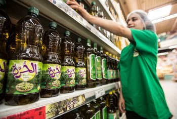 Des bouteilles d'huile d'olive dans un hypermarché MarJane au Maroc, En janvier la FAO a enregistré une forte hausse des cours des huiles végétales.
