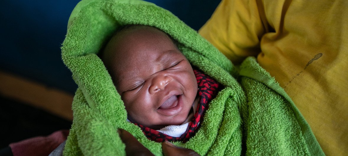 Un recién nacido en un centro de salud en la región sudanesa de Karamoja, en Uganda.