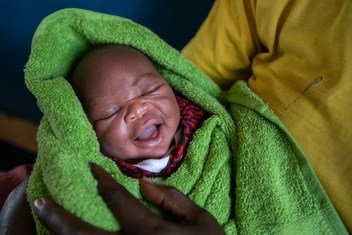 Un recién nacido en un centro de salud en la región sudanesa de Karamoja, en Uganda.