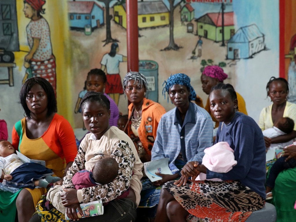 在利比里亚蒙罗维亚救赎医院寻求治疗的病人。