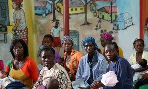 Pacientes en espera de recibir atención en un hospital de Monrovia, en Liberia.