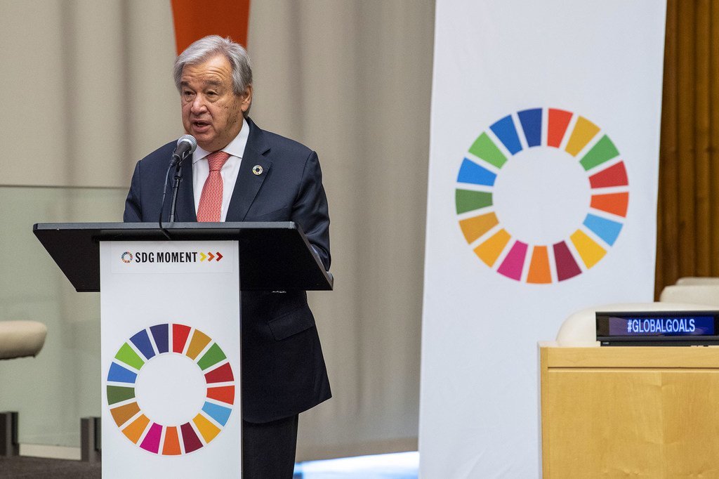 Le Secrétaire général de l'ONU António Guterres s'exprimant depuis un pupitre aux couleurs des 17 objectifs de développement durable (ODD) 