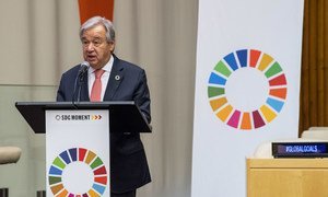 Le Secrétaire général de l'ONU António Guterres s'exprimant depuis un pupitre aux couleurs des 17 objectifs de développement durable (ODD) 
