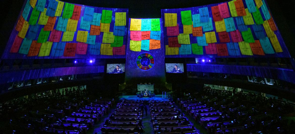 Uma visão ampla das projeções no salão da Assembleia Geral no Momento ODS 2022. Guterres também falou sobre a importância dos Objetivos de Desenvolvimento Sustentável, ODS