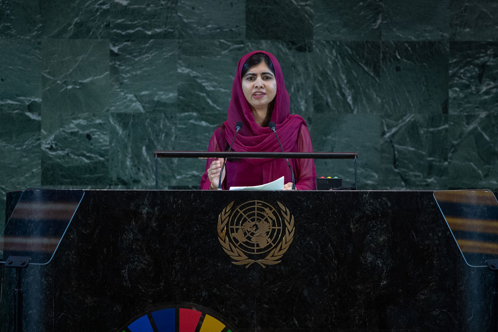नोबेल पुरस्कार विजेता मलाला यूसुफ़ज़ई, संयुक्त राष्ट्र की शान्ति दूत और मलाला कोष की संस्थापक हैं. यूएन महासभा हॉल में रूपान्तरकारी शिक्षा सम्मेलन को सम्बोधित करते हुए (19 सितम्बर 2022).