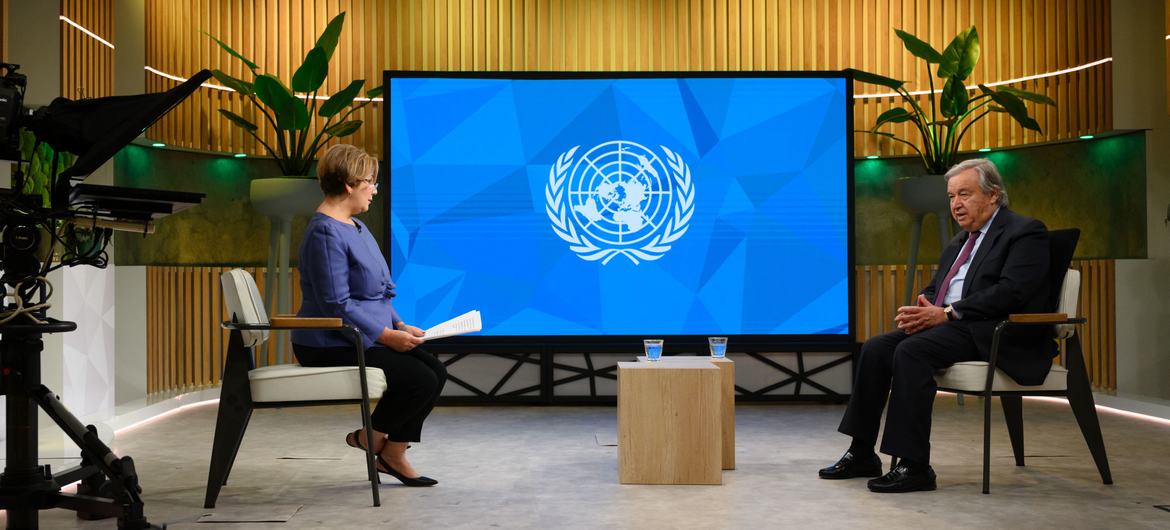 यूएन महासचिव एंतोनियो गुटेरेश का इंटरव्यू करते हुए, यूएन न्यूज़ की नरगिस शेकिन्सकाया. (सितम्बर 2022)
