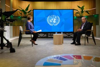 Nargiz Shekinskaya wa UN News akimhoji Katibu Mkuu wa Umoja wa Mataifa António Guterres.
