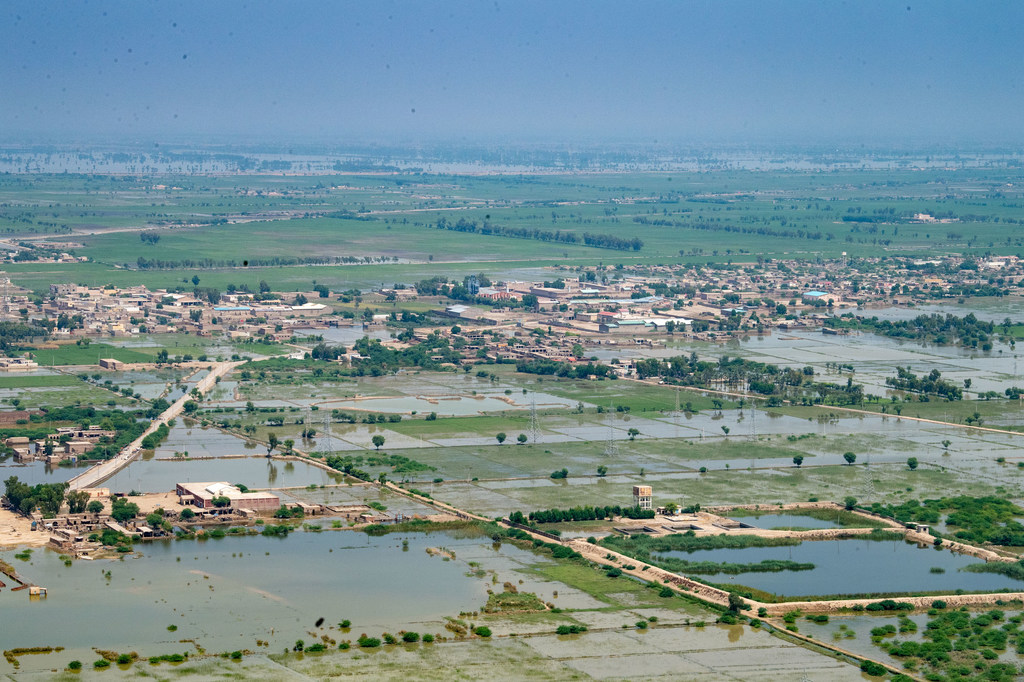 Una vista aérea del paisaje devastado tomada durante la visita solidaria del Secretario General António Guterres a Pakistán, donde fue testigo del impacto de las inundaciones en las provincias de Sindh y Baluchistán.