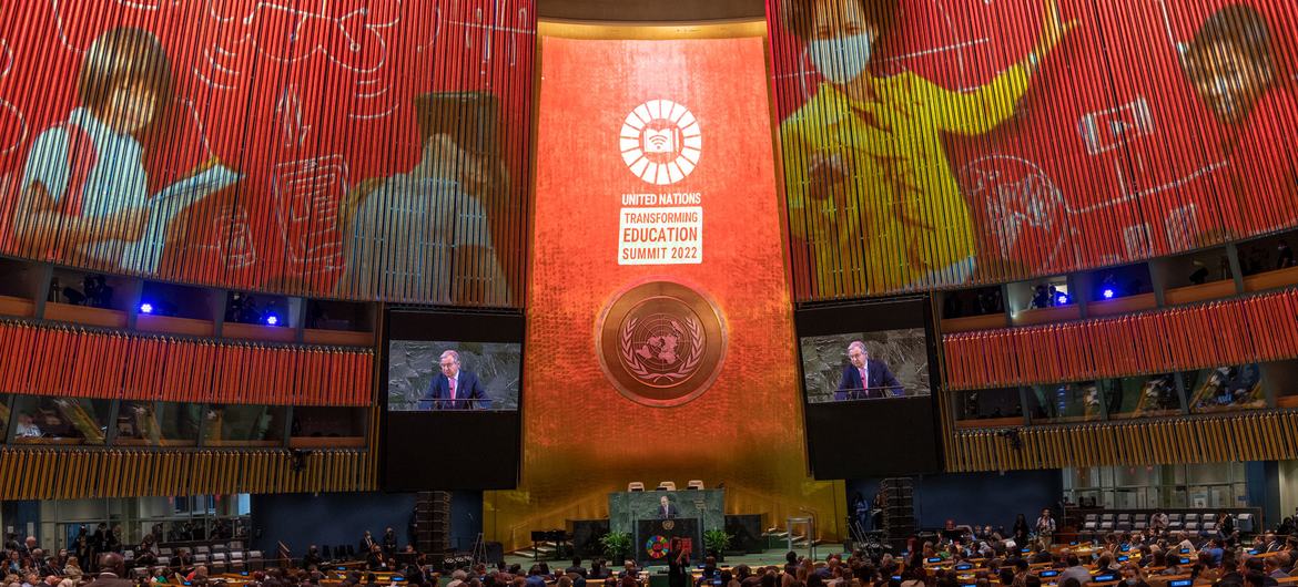 Перед выступлением на саммите ООН по образованию Генеральный секретарь Антониу Гутерриш выступил на мероприятии по ЦУР. Зал Генеральной Ассамблеи ООН.