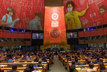صورة شاملة لقاعة الجمعية العامة يظهر فيها الأمين العام أنطونيو غوتيريش (على الشاشة) متحدثا في قمة تحويل التعليم 2022.