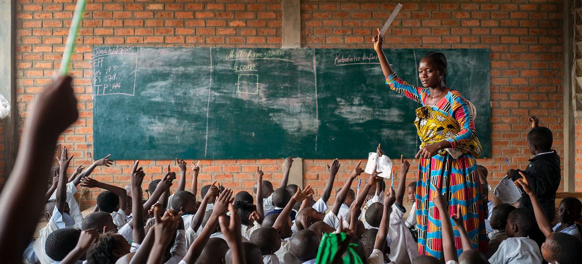 Unos niños asisten a clase en una escuela primaria de Kananga, en la República Democrática del Congo.