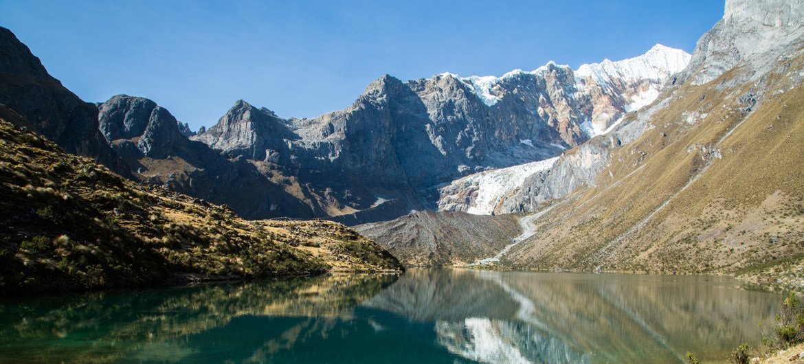过去54年间，覆盖秘鲁安第斯山脉白山的冰川消失了近38%。