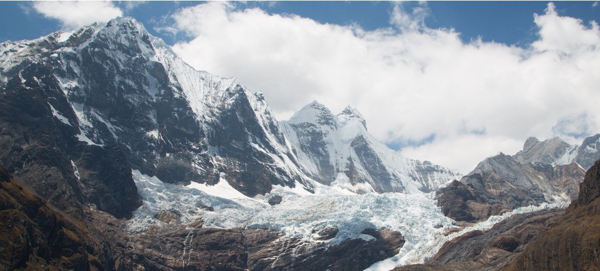 En un año de sequía, glaciares que se derriten pueden significar hasta un 91% de la reserva de agua en ciudades como Huaraz, en Perú.