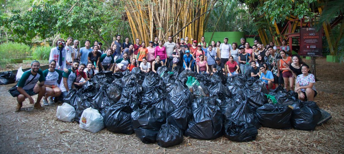O grupo formado por cerca de 60 pessoas retirou uma tonelada de lixo das margens de um rio da bacia amazônica