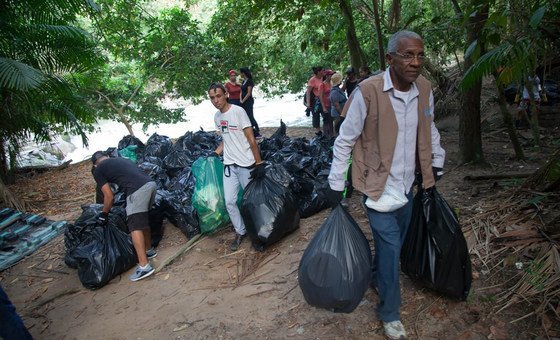 O promotor comunitário Omar, 70, apoia ação “Igarapés Limpos” em Manaus.