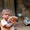 Niño en la zona del amazonas en Brasil. El calor puede causar síntomas graves, como el golpe de calor. 