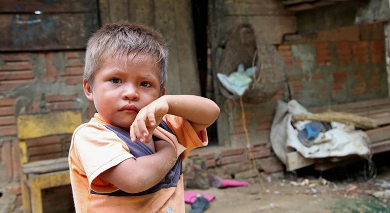 Niño en la zona del amazonas en Brasil. El continente es la región más desigual del mundo.