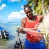 在加勒比岛国多米尼加，一位女渔民正在准备渔网。
