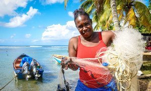 在加勒比岛国多米尼加，一位女渔民正在准备渔网。