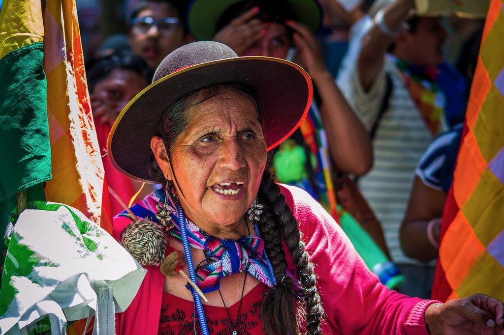 阿根廷一个土著团体的一名妇女参加人权抗议活动。